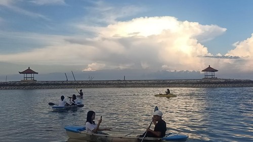Sejumlah wisatawan bermain kano bening di Pantai Karang Sanur, Bali, pada Sabtu (11/6/2022) sore.