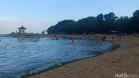 Pengelola kano Kayaking Bali di Pantai Karang Sanur, Ketut Warda mengatakan terdapat empat kano bening yang dia sediakan untuk wisatawan. Adapun harga sewanya dibanderol Rp 30 ribu untuk durasi pemakaian kano selama 30 menit.