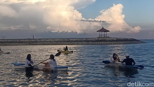 Kano bening menjadi salah satu atraksi wisata favorit di Pantai Karang Sanur, Bali. Sebab, sembari bermain kano, wisatawan juga bisa melihat langsung biota laut, Minggu, 12/6/2022.