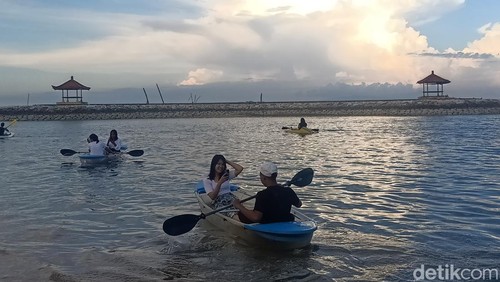 Kano bening menjadi salah satu atraksi wisata favorit di Pantai Karang Sanur, Bali. Sebab, sembari bermain kano, wisatawan juga bisa melihat langsung biota laut, Minggu, 12/6/2022.