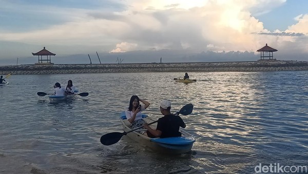 Kano atau kayak merupakan salah satu olahraga air yang permainannya menggunakan perahu kecil.