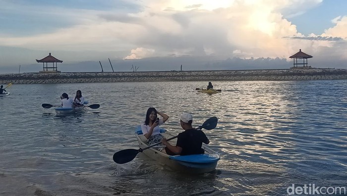 Serunya Bermain Kano Bening, Bisa Lihat Biota Laut Kano bening menjadi salah satu atraksi wisata favorit di Pantai Karang Sanur, Bali. Sebab, sembari bermain kano, wisatawan juga bisa melihat langsung biota laut, Minggu, 12/6/2022.