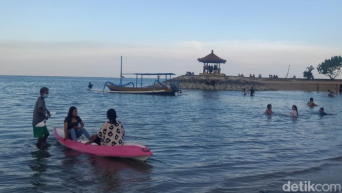 Kano bening menjadi salah satu atraksi wisata favorit di Pantai Karang Sanur, Bali. Sebab, sembari bermain kano, wisatawan juga bisa melihat langsung biota laut, Minggu, 12/6/2022.