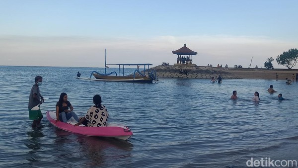 Kano digerakkan menggunakan tenaga manusia atau dengan dikayuh. Sebenarnya ada beberapa pantai di Bali yang menyediakan penyewaan kano, tetapi kano di Pantai Karang Sanur terkesan unik karena perahunya yang bening.