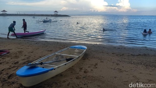 Kano bening menjadi salah satu atraksi wisata favorit di Pantai Karang Sanur, Bali. Sebab, sembari bermain kano, wisatawan juga bisa melihat langsung biota laut, Minggu, 12/6/2022.