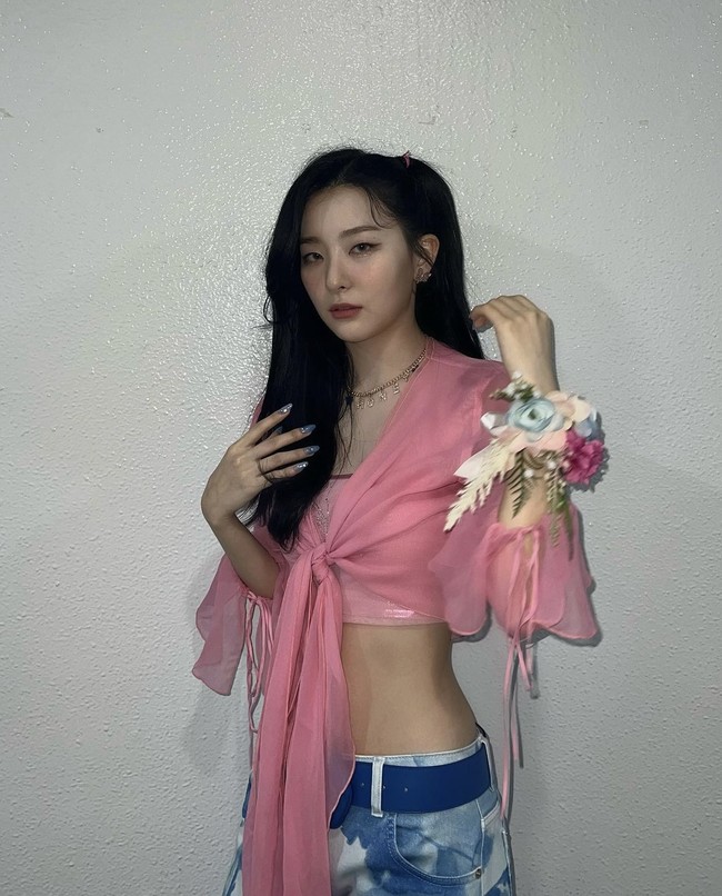 Selain berpinggang kecil, Seulgi Red Velvet bikin penggemar wanita iri dengan otot perutnya. Ia tak melakukan banyak olahraga, namun latihan menari setiap hari. Foto: dok. Instagram @hi_sseulgi