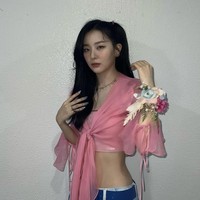 Selain berpinggang kecil, Seulgi Red Velvet bikin penggemar wanita iri dengan otot perutnya. Ia tak melakukan banyak olahraga, namun latihan menari setiap hari. Foto: dok. Instagram @hi_sseulgi