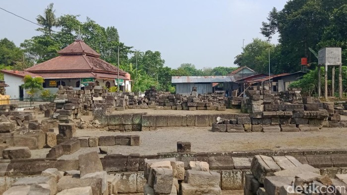 Situs Candi Gana di Klaten yang lebih populer sebagai Candi Asu. BPCB Jateng menyebut  penamaan Candi Asu ini ditemukan dari literatur kolonial Belanda abad ke-19. Konon diduga karena banyak anjing berkeliaran di kawasan candi ini.