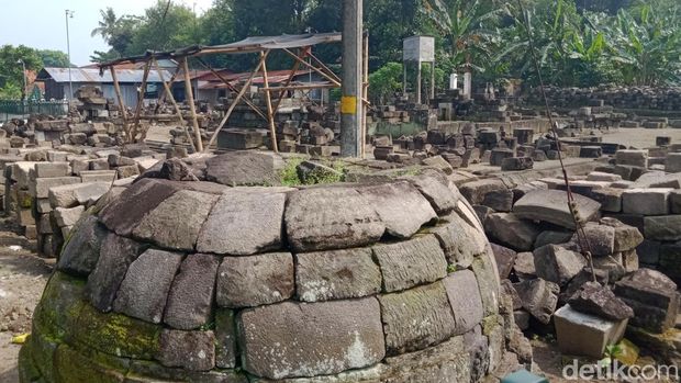 Situs Candi Gana di Klaten yang lebih populer sebagai Candi Asu. BPCB Jateng menyebut  penamaan Candi Asu ini ditemukan dari literatur kolonial Belanda abad ke-19. Konon diduga karena banyak anjing berkeliaran di kawasan candi ini.