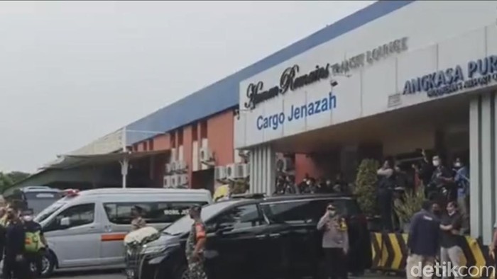 Jenazah anak sulung Gubernur Jawa Barat (Jabar) Ridwan Kamil, Emmeril Kahn Mumtadz atau Eril, tiba di Tanah Air. Keluarga Ridwan Kamil menyambut di kargo jenazah Bandara Soekarno-Hatta, Minggu, 12/6/2022.