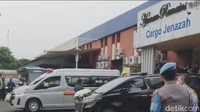 Karangan bunga dukacita berjejer di terminal kargo jenazah. Selain itu, sejumlah personel polisi berjaga di lokasi.