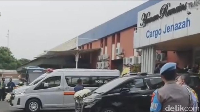 Suasana Kedatangan Jenazah Eril di Tanah Air Jenazah anak sulung Gubernur Jawa Barat (Jabar) Ridwan Kamil, Emmeril Kahn Mumtadz atau Eril, tiba di Tanah Air. Keluarga Ridwan Kamil menyambut di kargo jenazah Bandara Soekarno-Hatta, Minggu, 12/6/2022.