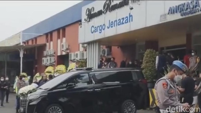 Jenazah anak sulung Gubernur Jawa Barat (Jabar) Ridwan Kamil, Emmeril Kahn Mumtadz atau Eril, tiba di Tanah Air. Keluarga Ridwan Kamil menyambut di kargo jenazah Bandara Soekarno-Hatta, Minggu, 12/6/2022.