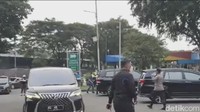 Sejumlah pejabat juga terlihat hadir di lokasi kedatangan jenazah Eril.