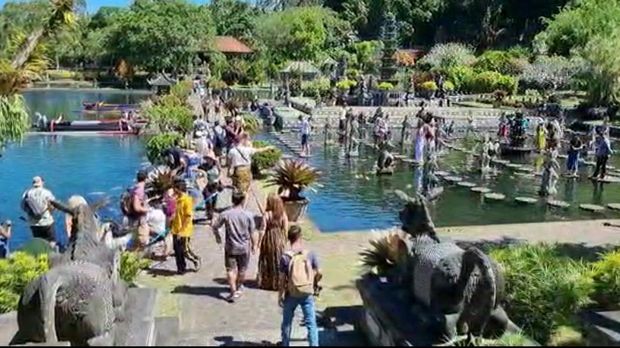suasana kunjungan wisatawan di Taman Tirta Gangga