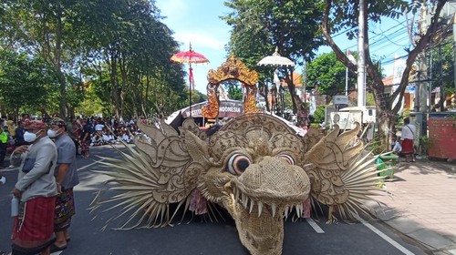 Suasana persiapan pawai atau peed aya Pesta Kesenian Bali (PKB) tahun 2022 di depan Monumen Perjuangan Rakyat Bali Bajra Sandi, Denpasar, Minggu (12/6/2022).