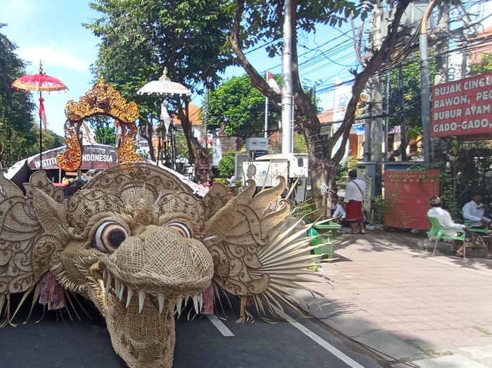 Suasana persiapan pawai atau peed aya Pesta Kesenian Bali (PKB) tahun 2022 di depan Monumen Perjuangan Rakyat Bali Bajra Sandi, Denpasar, Minggu (12/6/2022).