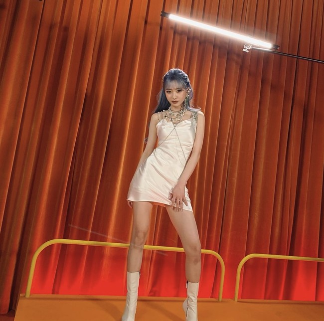 Sujeong Lovelyz juga mencuri perhatian karena garis tubuhnya yang bikin wanita iri. Namun dalam siaran langsung VLIVE, dia mengaku tertekan karena harus melakukan diet, sementara penggemar memintanya menjaga kesehatan dan makan seperti biasa. Vokalis Lovelyz itu memiliki tinggi badan 168 cm dengan berat badan 48 kg. Foto: dok. Instagram @iloveryu._