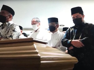 Momen Menteri-menteri Jokowi Salatkan Jenazah Eril Usai Tiba di RI
