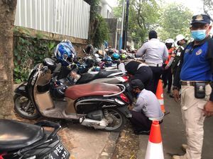 Parkir Liar Menjalar di Tebet Eco Park, Dishub Kempiskan Ban Motor!
