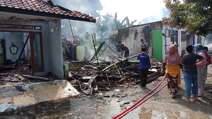 Tim Tagana Pangandaran beserta unsur yang terlibat menangani kebakaran