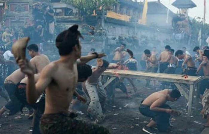 Tradisi Siat Sambuk Saat Pengerupukan di Pohgending, Tabanan.