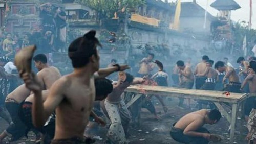 Tradisi Siat Sambuk Saat Pengerupukan di Pohgending, Tabanan.