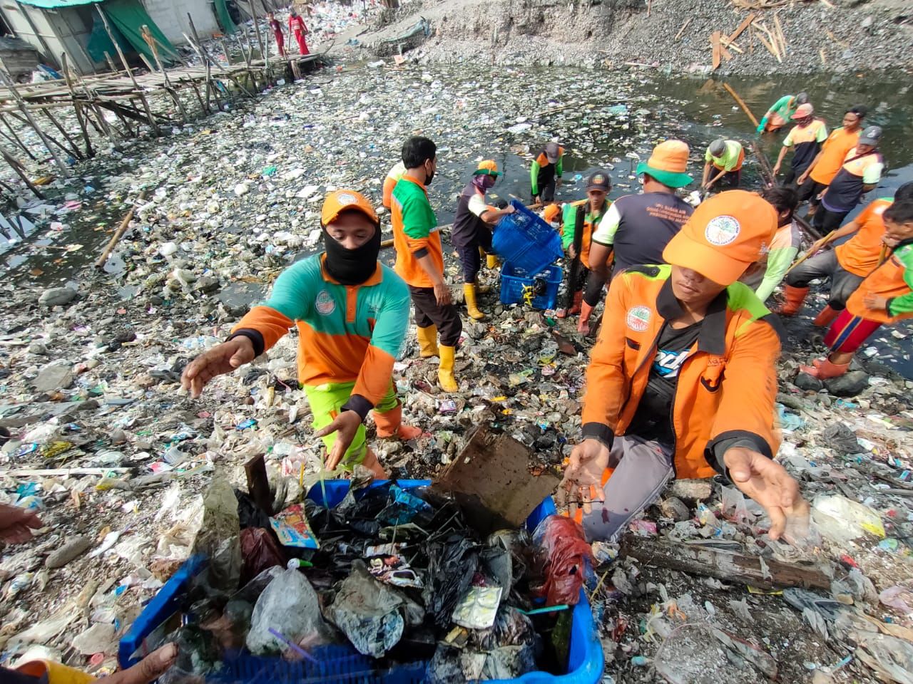 Tumpukan berton-ton sampah di Kampung Nelayan Cilincing.
