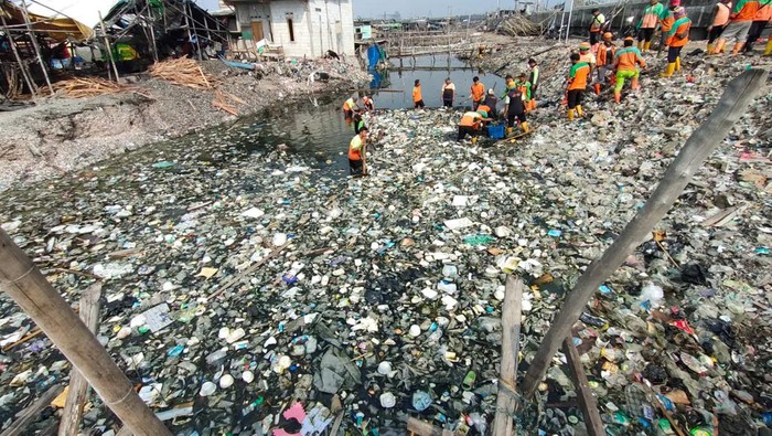 Tumpukan berton-ton sampah di Kampung Nelayan Cilincing.