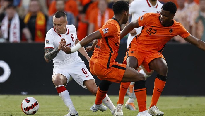 ROTTERDAM - (LR) Jacek Goralski of Poland, Jurrien Timber of Holland, Denzel Dumfries of Holland during the UEFA Nations League match between the Netherlands and Poland at Feyenoord stadium on June 11, 2022 in Rotterdam, Netherlands. ANP MAURICE VAN STEEN (Photo by ANP via Getty Images)
