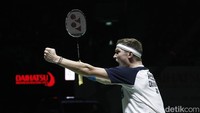Chou Tien Chen memberi perlawanan lebih alot di awal gim kedua. Tapi Viktor Axelsen masih terlalu tangguh buatnya.