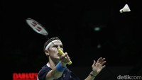 Axelsen, yang menjadi unggulan pertama, praktis tidak terbendung oleh lawannya yang merupakan unggulan ketiga saat merebut gim pertama.
