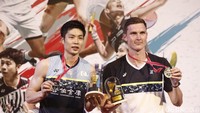 Axelsen dan Chou Tien Chen berpose usai pengalungan medali.