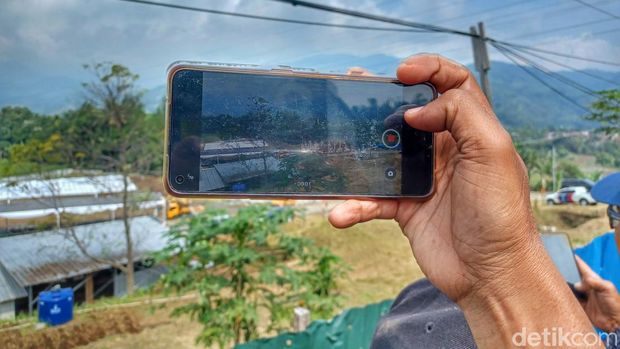 Sejumlah warga nampak ramai di lokasi jelang pemakaman Emmeril Khan Mumtadz di Cimaung. Mereka turut mengabadikan momen persiapan pemakaman anak Ridwan Kamil tersebut, Minggu, 12/6/2022.