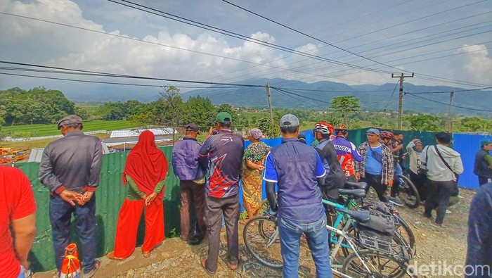 Warga Berdatangan Lihat Persiapan Jelang Pemakaman Eril di Cimaung Sejumlah warga nampak ramai di lokasi jelang pemakaman Emmeril Khan Mumtadz di Cimaung. Mereka turut mengabadikan momen persiapan pemakaman anak Ridwan Kamil tersebut, Minggu, 12/6/2022.