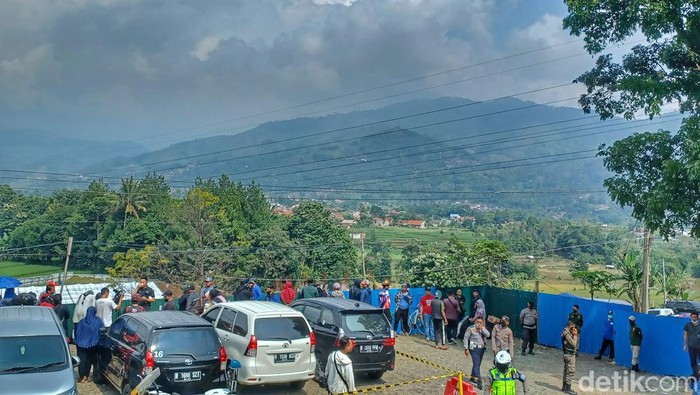Warga Berdatangan Lihat Persiapan Jelang Pemakaman Eril di Cimaung Sejumlah warga nampak ramai di lokasi jelang pemakaman Emmeril Khan Mumtadz di Cimaung. Mereka turut mengabadikan momen persiapan pemakaman anak Ridwan Kamil tersebut, Minggu, 12/6/2022.