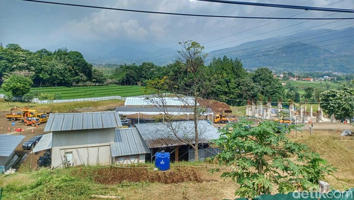 Warga Berdatangan Lihat Persiapan Jelang Pemakaman Eril di Cimaung Sejumlah warga nampak ramai di lokasi jelang pemakaman Emmeril Khan Mumtadz di Cimaung. Mereka turut mengabadikan momen persiapan pemakaman anak Ridwan Kamil tersebut, Minggu, 12/6/2022.