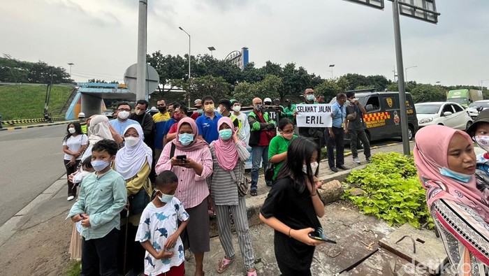 Warga Lepas Jenazah Eril di Bandara Soetta