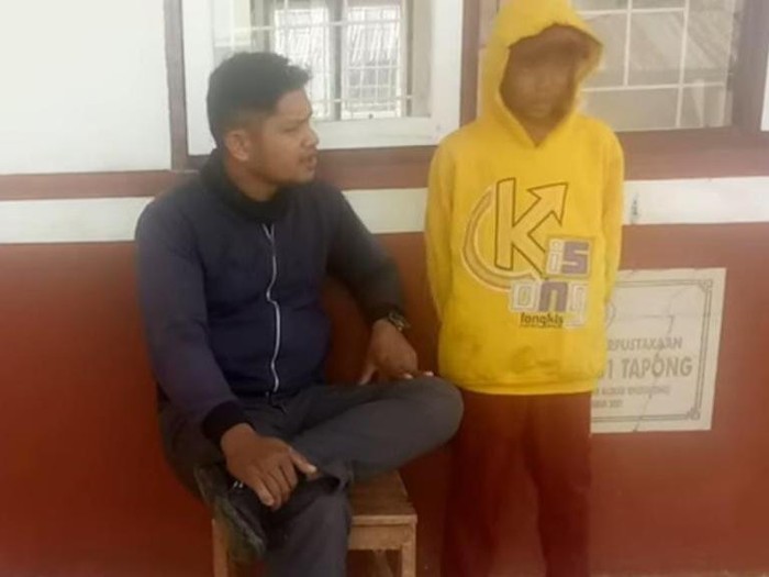 Yudding siswa SD di Bone selalu bawa parang ke sekolah dengan alasan keamanan (Dok. Istimewa).