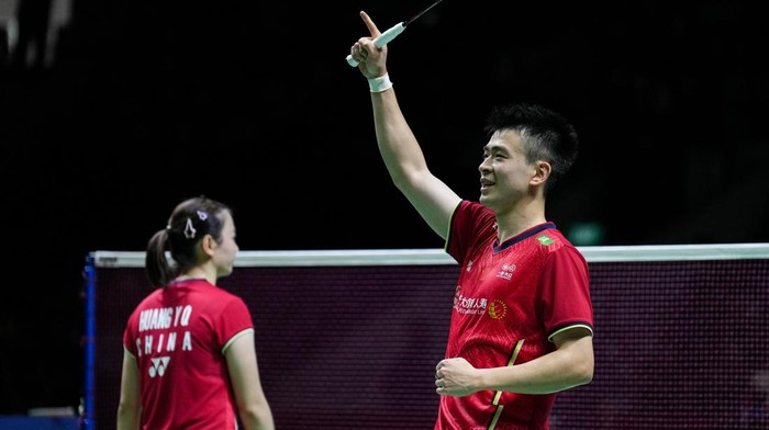 JAKARTA, INDONESIA - JUNE 12: Zheng Siwei (R) and Huang Yaqiong of China celebrate the victory in the Mixed Double Final match against Thom Gicquel and Delphine Delrue of France on day six of the Daihatsu Indonesia Masters at Istora Senayan on June 12, 2022 in Jakarta, Indonesia. (Photo by Shi Tang/Getty Images)