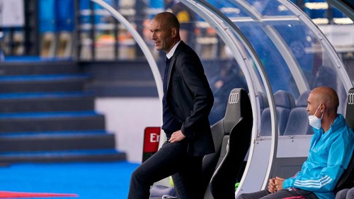 MADRID, SPAIN - MAY 22: Zinedine Zidane head Coach of Real Madrid looks on during the La Liga Santander match between Real Madrid and Villarreal CF at Estadio Alfredo Di Stefano on May 22, 2021 in Madrid, Spain. Sporting stadiums around Spain remain under strict restrictions due to the Coronavirus Pandemic as Government social distancing laws prohibit fans inside venues resulting in games being played behind closed doors (Photo by Diego Souto/Quality Sport Images/Getty Images)