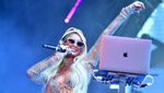 Paris Hilton Mentereng dan Menerawang di Balik Meja DJ