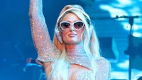 Paris Hilton terlihat menikmati waktunya di balik meja DJ. (Foto: Getty Images/Emma McIntyre)