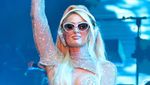 Paris Hilton Mentereng dan Menerawang di Balik Meja DJ