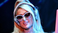 Tak hanya transparan, busana Paris Hilton juga mentereng dan berkilau. (Foto: WireImage/Rodin Eckenroth)