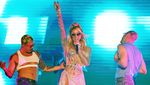 Paris Hilton Mentereng dan Menerawang di Balik Meja DJ