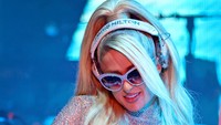Dalam penampilannya, Paris Hilton tampil mengenakan busana transparan. (Foto: Getty Images/Emma McIntyre)