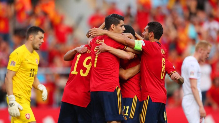 MALAGA, SPAIN - JUNE 12: Carlos Soler of Spain celebrates with team mates after scoring their teams first goal during the UEFA Nations League League A Group 2 match between Spain and Czech Republic at La Rosaleda Stadium on June 12, 2022 in Malaga, Spain. (Photo by Fran Santiago/Getty Images)