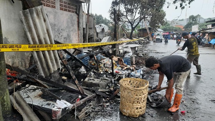 15 kios pedagang di Pasar Jambu Dua Kecamatan Tanahsareal, Kota Bogor hangus terbakar.