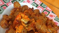 Cilor AMD berjualan di sekitar petukangan utara. Di sini selain cilornya enak kenyal gurih, juga menjual maklor atau makaroni telor dengan bumbu medok. Harganya Rp 1.000 saja per buah. Foto: Pool/Site/Pinterest